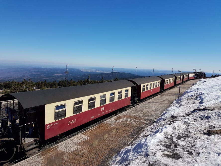 Wundervolle Aussicht über die Brockenbahn hinweg in den Ostharz