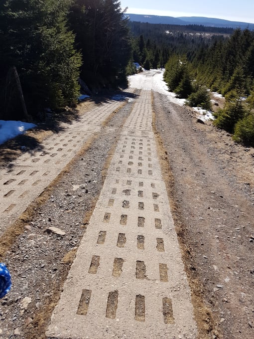 Der Weg zum höchsten Berg im Oberharz fürht von Altenau aus auch auf Teile der alten Panzerstraße