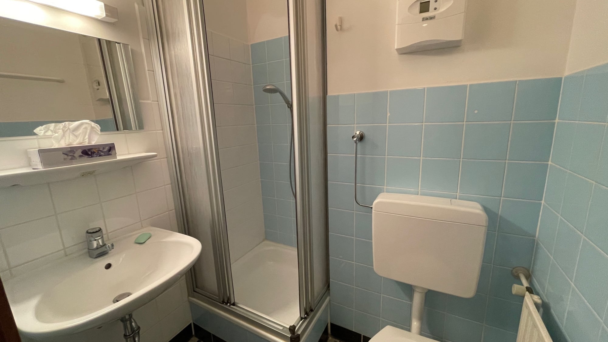 Ein helles Bad mit Dusche und WC - Ferienpark Auf dem Glockenberg
